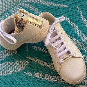 NWT Valentino by Mario Valentino White Leather Women’s sneakers. Size 6